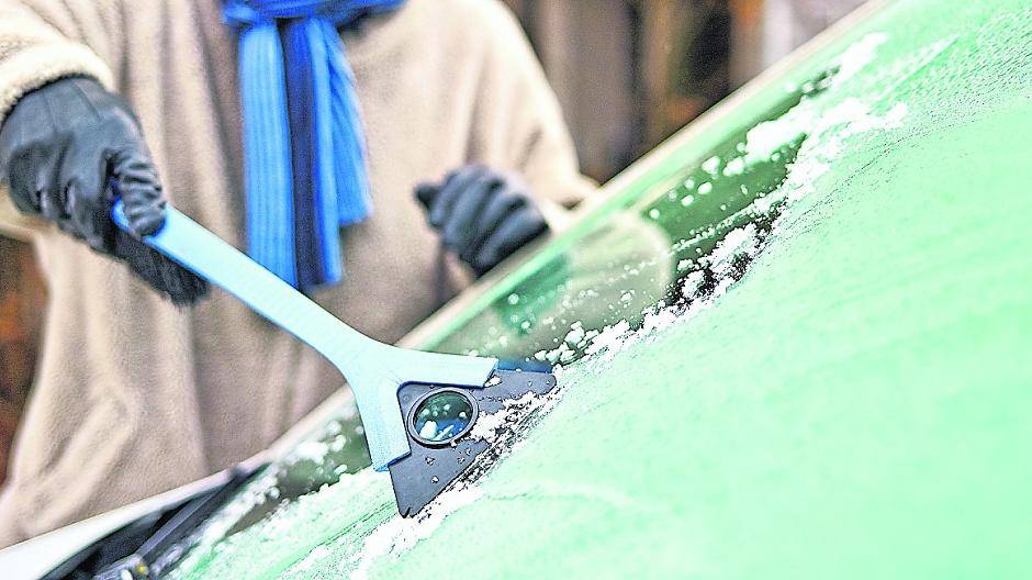  Mit der richtigen Technik beim Eiskratzen ist man schnell sicher unterwegs. 