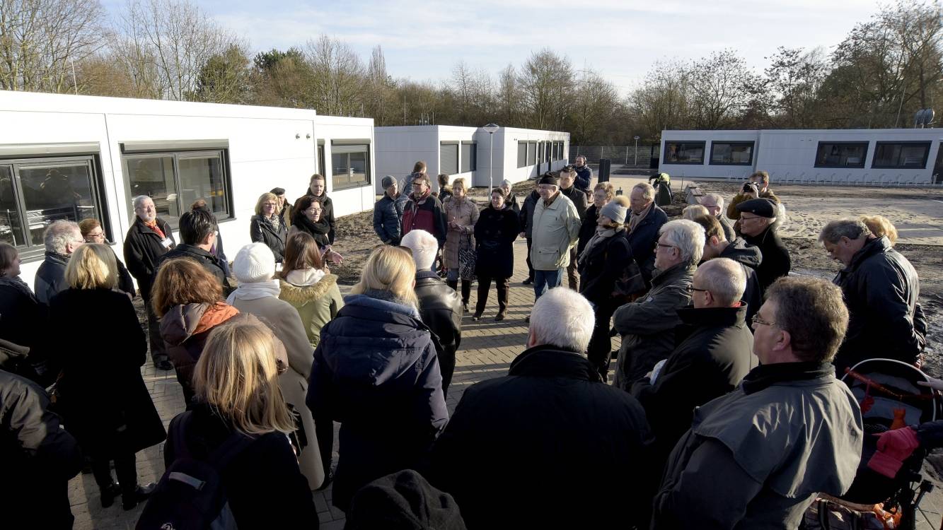  Flüchtlingsbeauftrage Miriam Koch stellte Bezirkspolitikern und Bürgern in Angermund die neue Flüchtlingsunterkunft vor. 