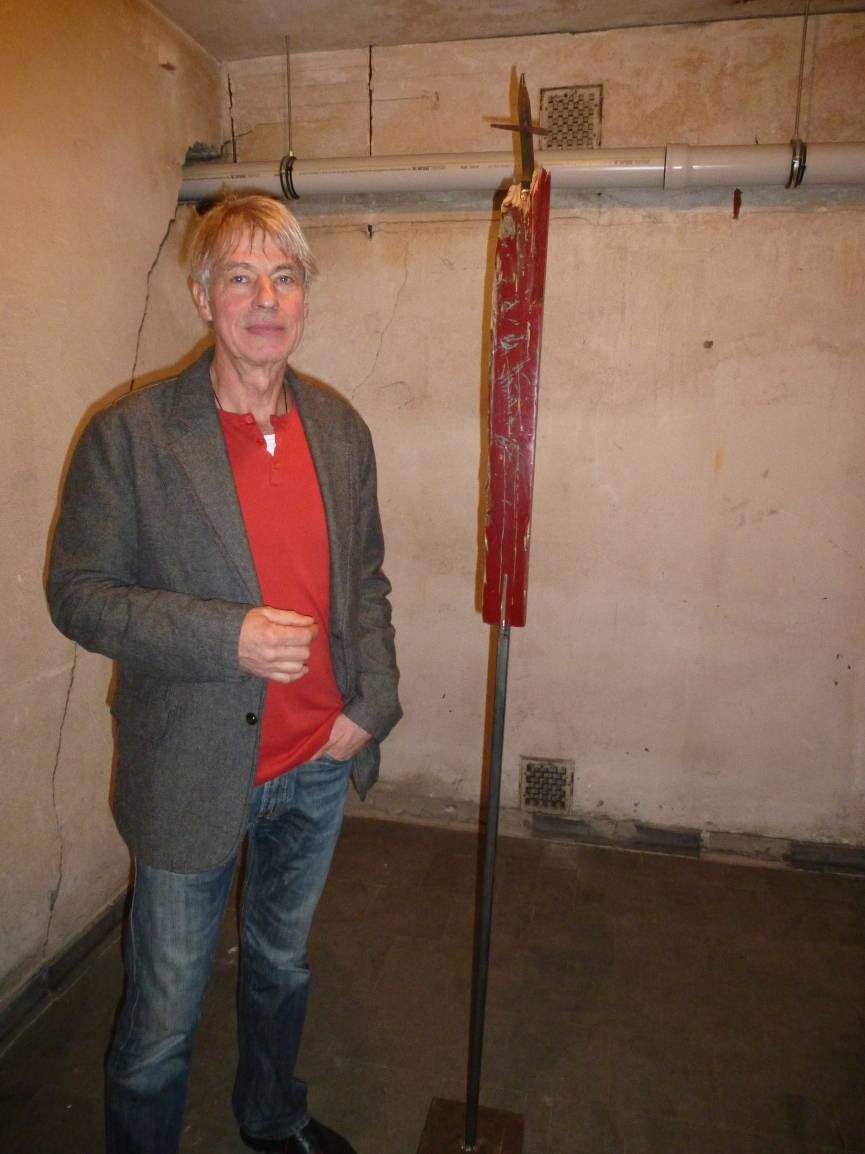  Künstler Gert Koch ist fasziniert von den Ausstellungsräumen unter der Bunkerkirche. "Ich habe mich meinen eigenen Arbeiten noch nie so verbunden gefühlt wie hier." 