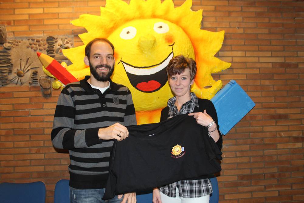  Schulleiter Kornelius Knettel und Natalie Meißner mit dem neuen Gemeinschafts-T-Shirt der Grundschule an der Sonnenstraße. 
