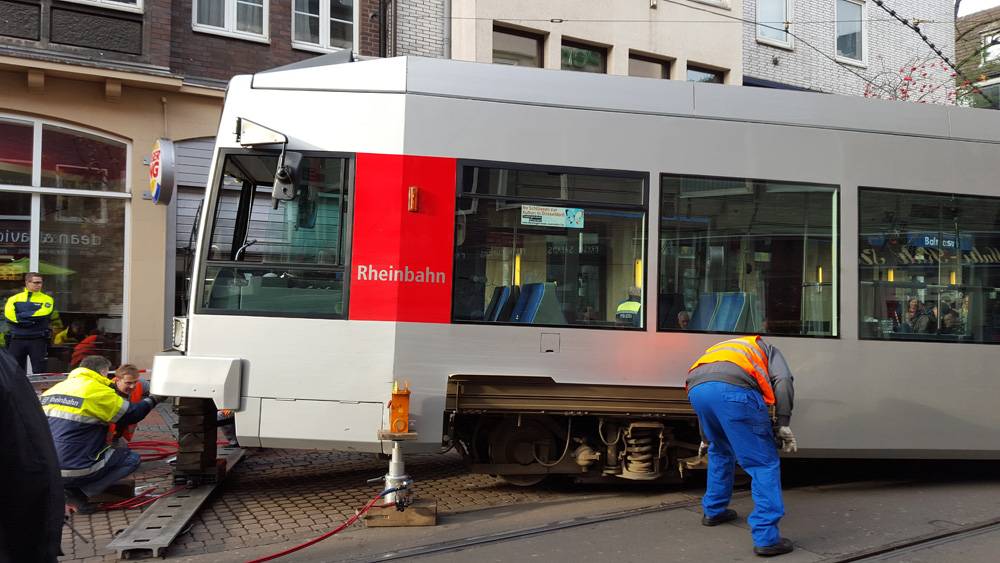  Die Straßenbahn ist aus den Schienen gesprungen. Beim Unfall in der Altstadt wurde glücklicherweise niemand verletzt. 