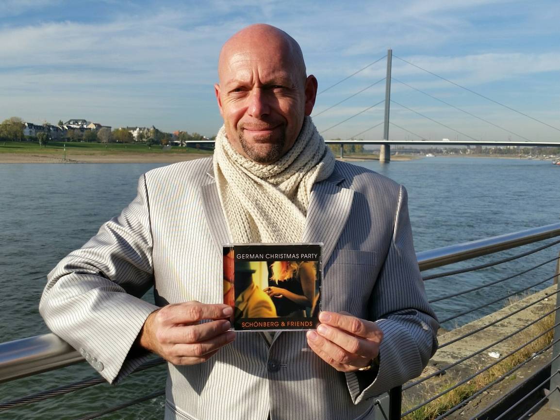 Tenor Andreas Schönberg singt Weihnachtliches vorm Uerige