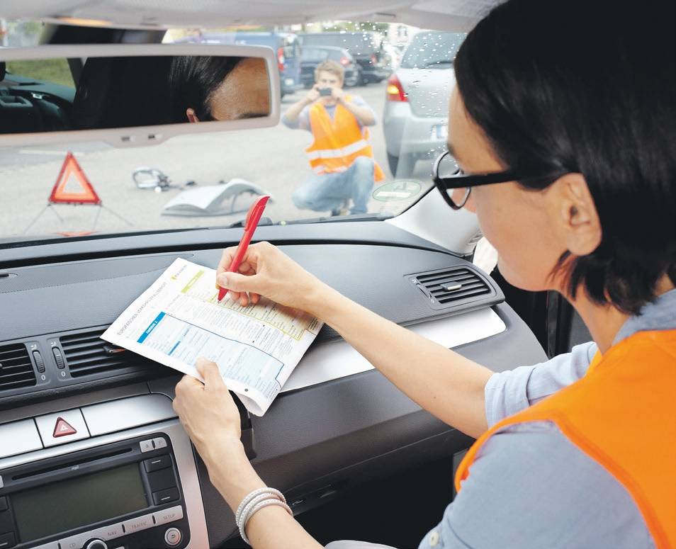  Wenn der Unfall passiert ist, sollte man wissen, was zu tun ist: Wer auf Nummer sicher gehen will, hat einen Europäischen Unfallbericht im Handschuhfach liegen. 