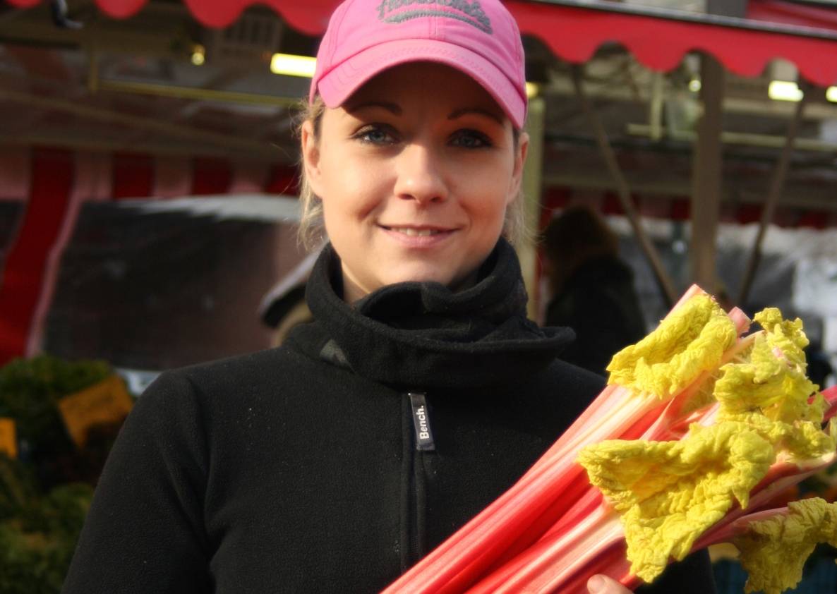  Nadine Eyckeler freut sich auf den ersten Freiland-Rhabarber. 