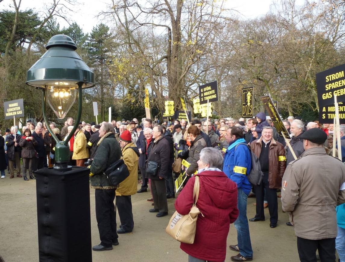  Demo-Teilnehmer auf der Landskrone im Hofgarten. 