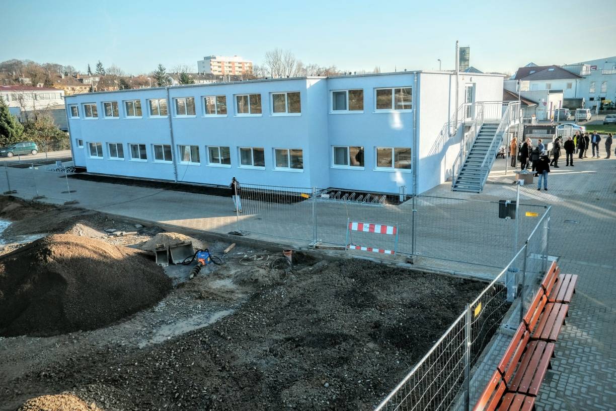  Auf dem rund 4.900 Quadratmeter großen Grundstück finden 200 Menschen in drei zweigeschossigen Gebäuden ein winterfestes Quartier.  