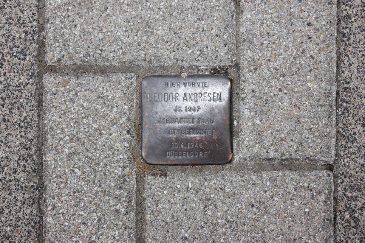 Aktion in Gerresheim zum Holocaust-Gedenktag: Stolpersteine polieren