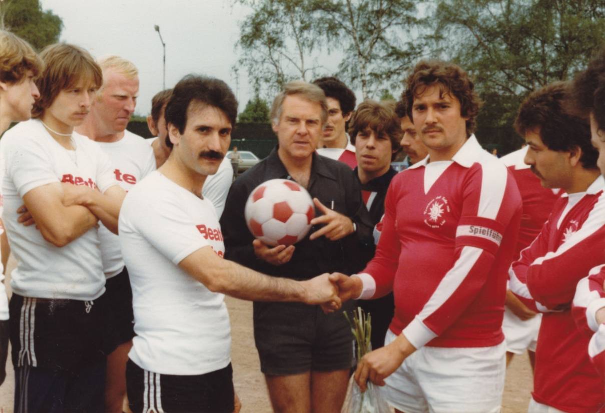  Luigi Lisi in den 1970er Jahre bei einem Fußballspiel (vorne rechts). 