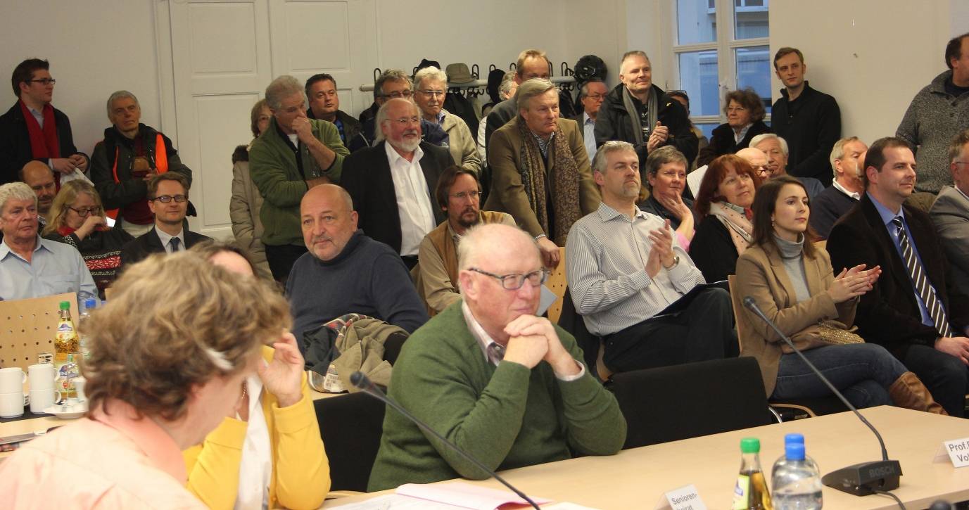  Viele Bürger wollten die Entscheidung miterleben. 