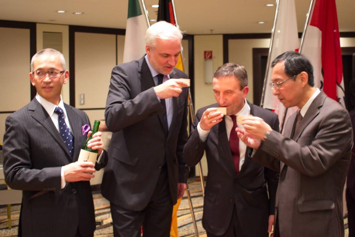  "Kampai" (zum Wohl): Generalkonsul Ryuta Mizuuchi, OB Thomas Geisel und NRW-Minister Garrelt Duin (v. r.) stoßen auf den Kaiser-Geburtstag an 