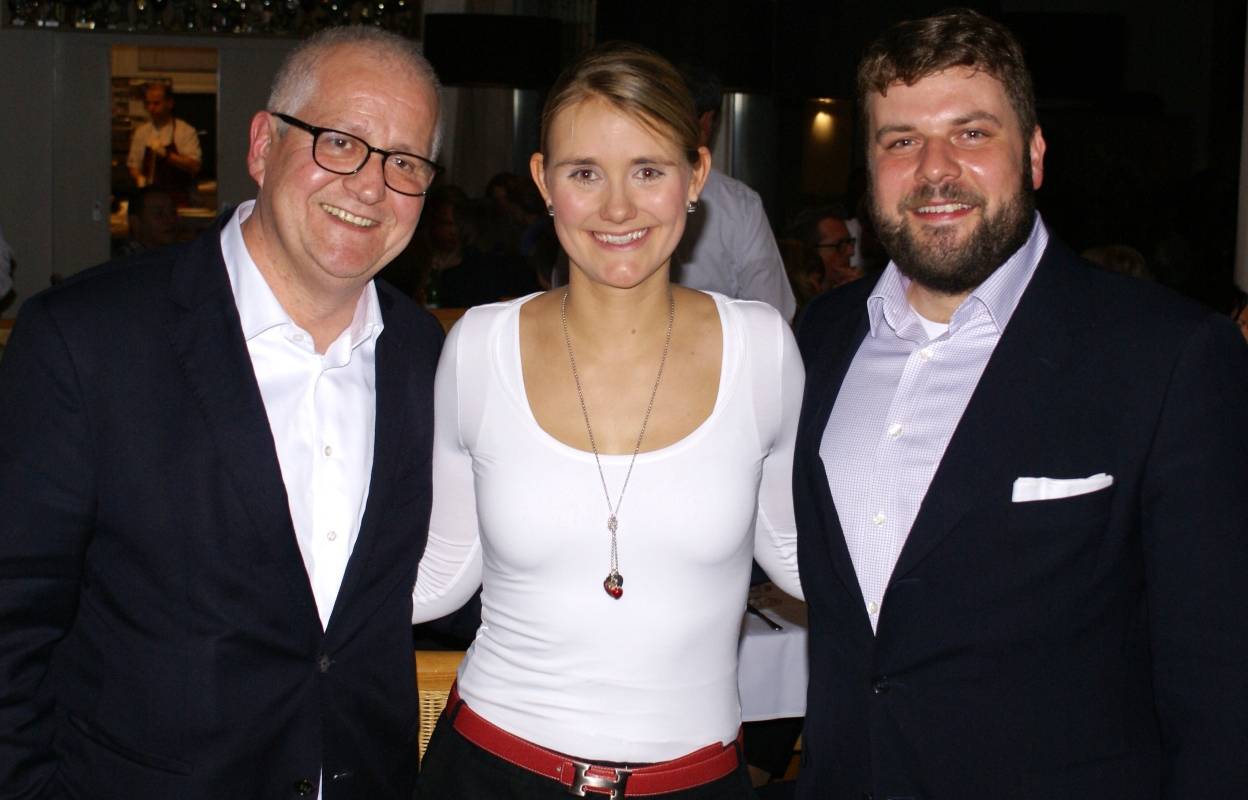  Giuseppe Saitta (li.) mit dem Düsseldorfer Prinzenpaar Sara Flötmeyer und Hanno Steiger beim DSC. 
