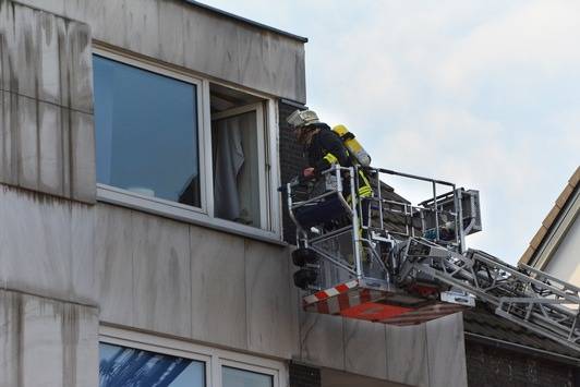  Zimmerbrand in Volmerswerth. Die Feuerwehr rettete unter anderem einen 14-Jährigen, der das feuer verursacht hatte. 