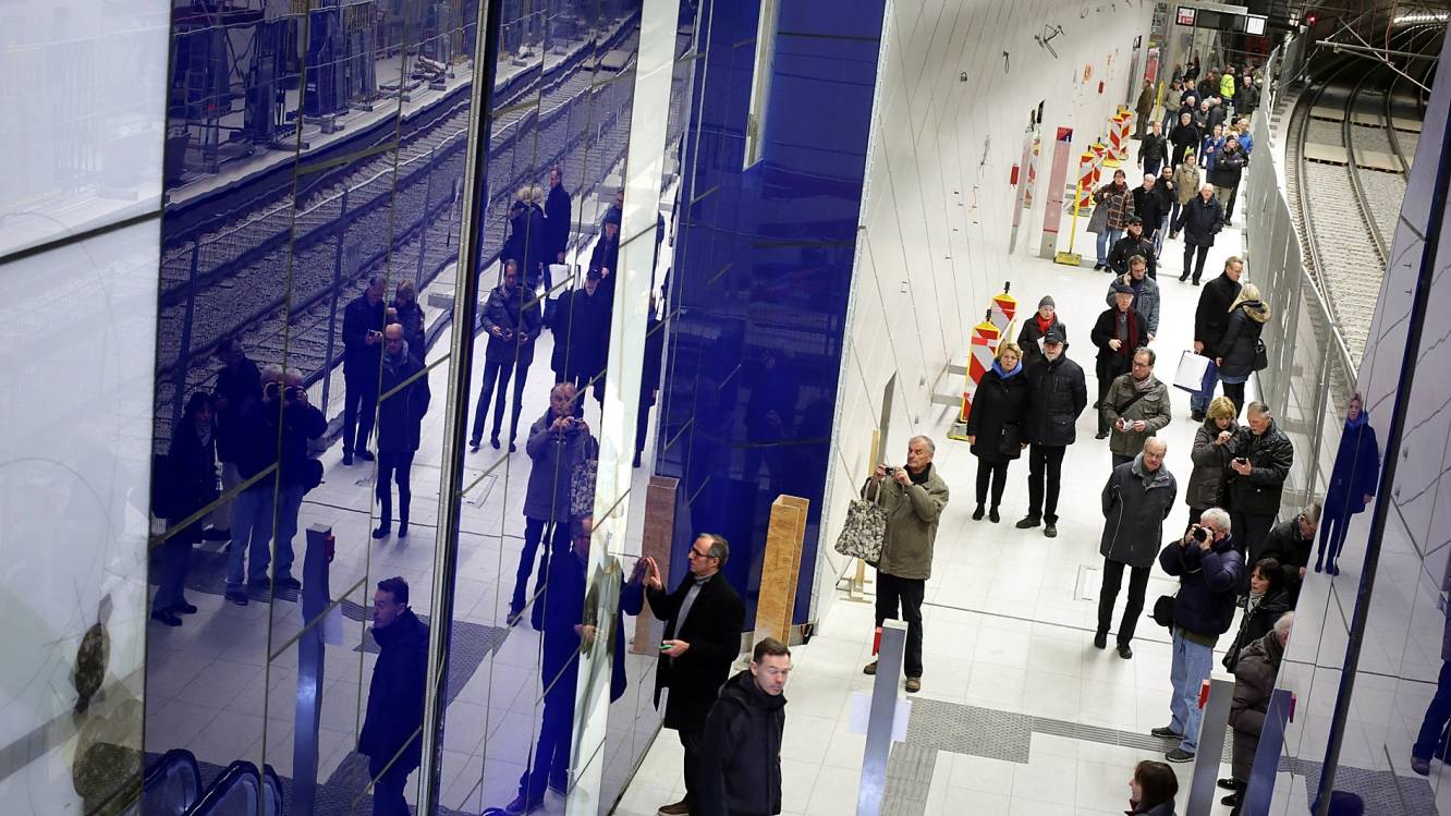  Der neue U-Bahnhof an der Schadowstraße zog besonders viele Neugierige an. 