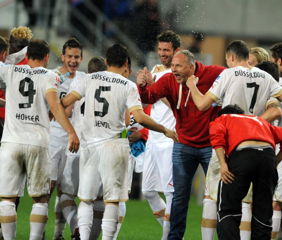  Oliver Reck springt für Fortunas erkrankten Chef-Trainer Lorenz-Günter Köstner ein und prompt gewinnt die Mannschaft in Paderborn. Ein Zufall, oder ist Reck (im roten Pulli) tatsächlich der einzig Richtige? 