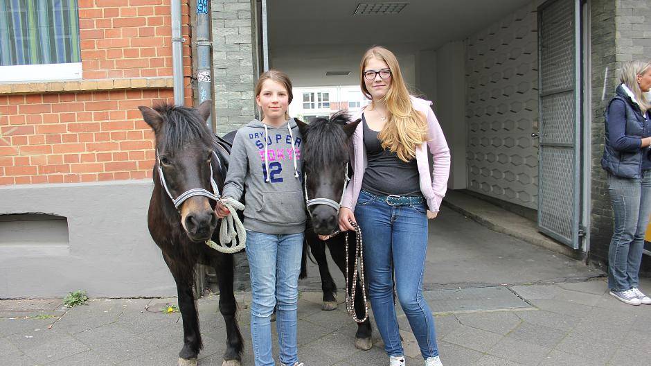 Die Ponies Nadja und Polly vom Gut Grütersaap machten Gerresheimer...