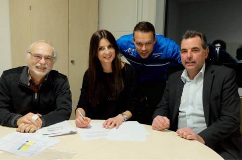  Am vergangenen Freitag unterschrieb die 27-jährige zweifache deutsche 200-Meter-Meisterin Inna Weit einen Vertrag beim ART Düsseldorf mit Vorsitzender Klaus Wischnitzki (re.), Sven Timmermann und Jochen Grundmann. 