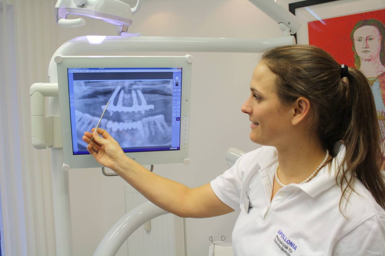  Dr. Julia Miesen von Apollonia zeigt am Röntgenbild ein nach der „All-on-4“-Methode befestigtes Implantat in einem Oberkiefer. 