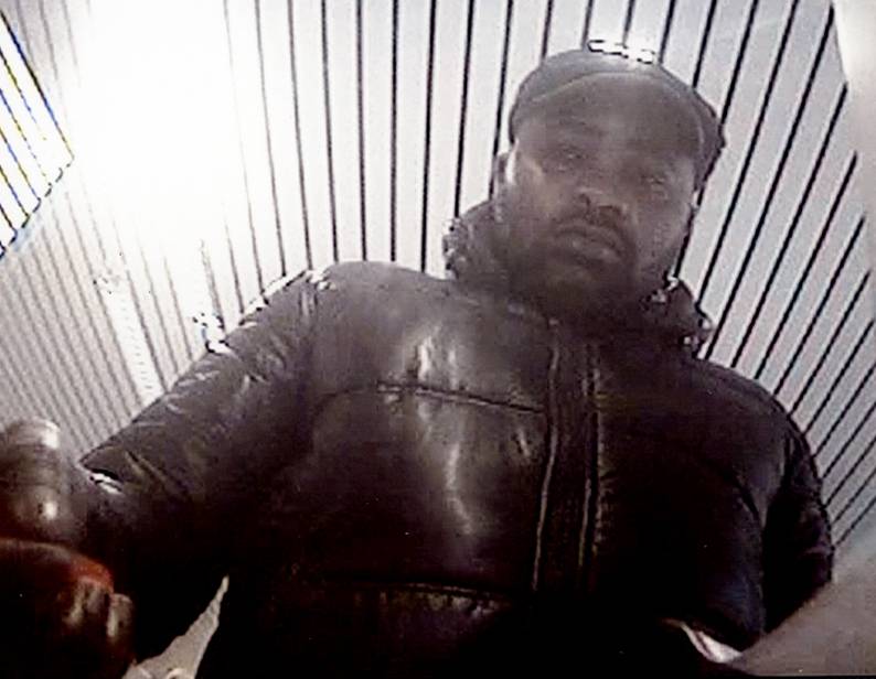  Dieser Mann hob mit gefälschten Daten Geld von einem Bankautomaten ab. 