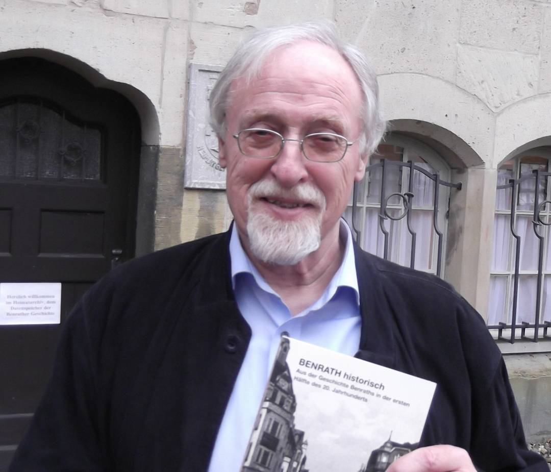  An der rechten Rathausseite geht’s zum Heimatarchiv Benrath, das montags von 17 — 19 Uhr seine Türen öffnet. Der Leiter Wolfgang D. Sauer (l.) hat aber immer ein offenes Ohr für geschichtliche Fragen (Tel. 8997142, Fax 8934557).  