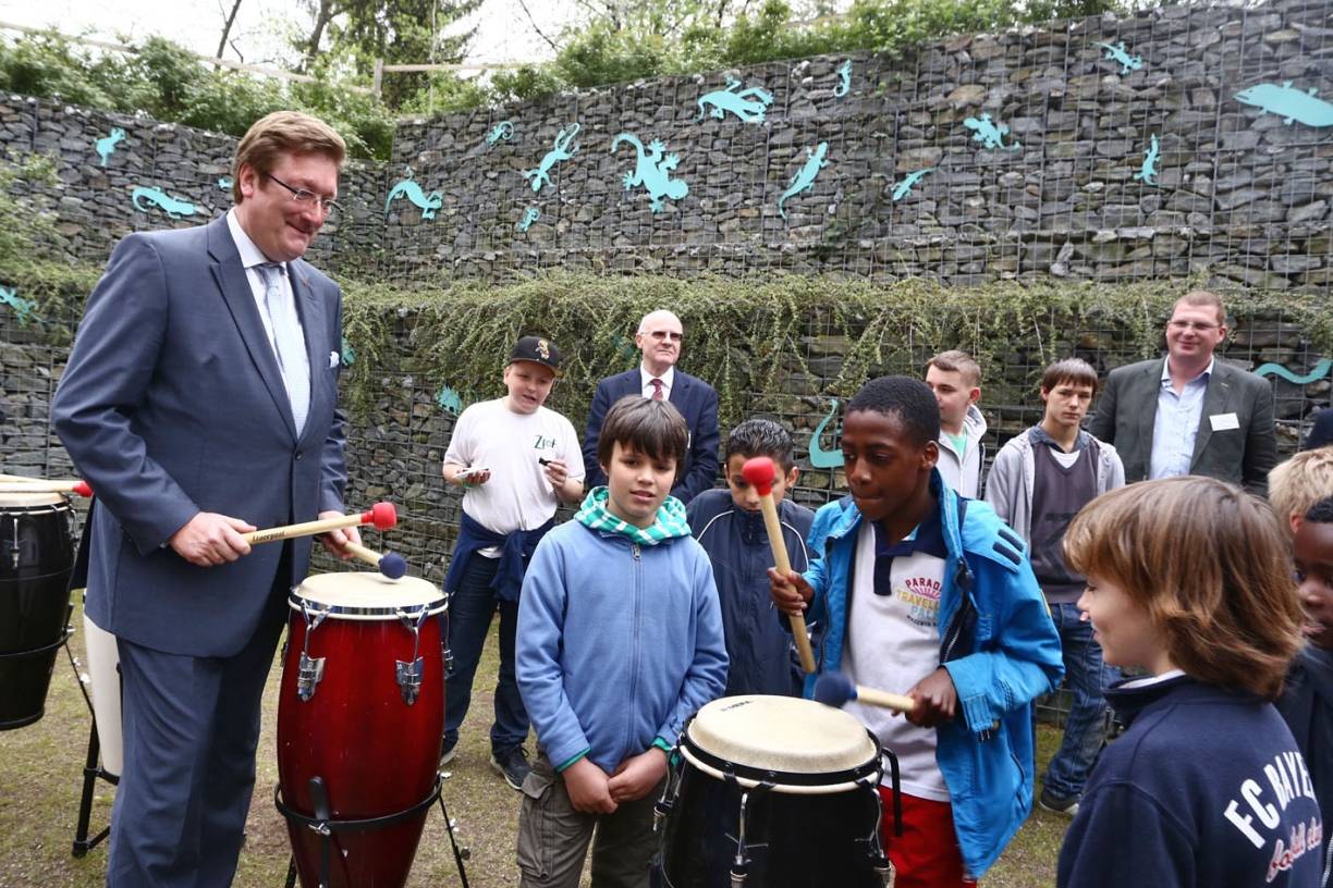  Oberbürgermeister Dirk Elbers unterstützt eine Samba-Trommelgruppe der Förderschulen.  