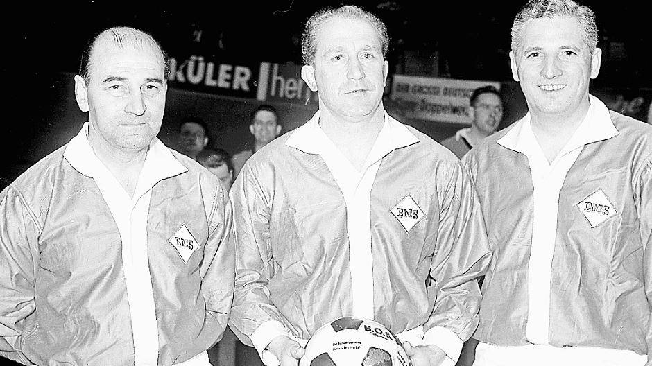  Stanislaus Kobierski (links, hier mit Werner Liebrich, Mitte, und Jupp Derwall, rechts) erzielte 1934 das erste deutsche WM-Tor beim 5:2 gegen Belgien das 1:0. 