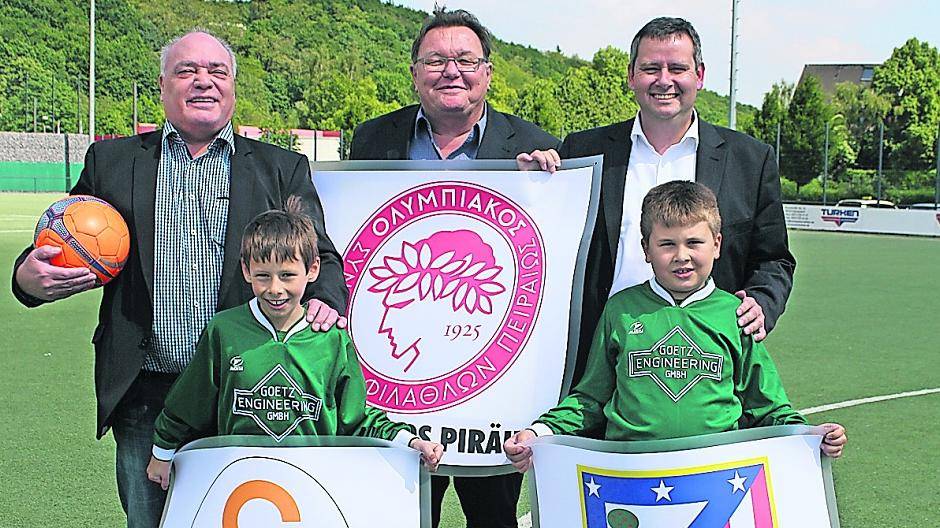  Vorfreude auf den zweiten Tannenhof-Cup (v. l.): FCT-Geschäftsführer Josef Mandelartz, Frederic (10), Vorsitzender Norbert Goertz, 2. Vorsitzender Kai Schumacher und Marcel (8). 