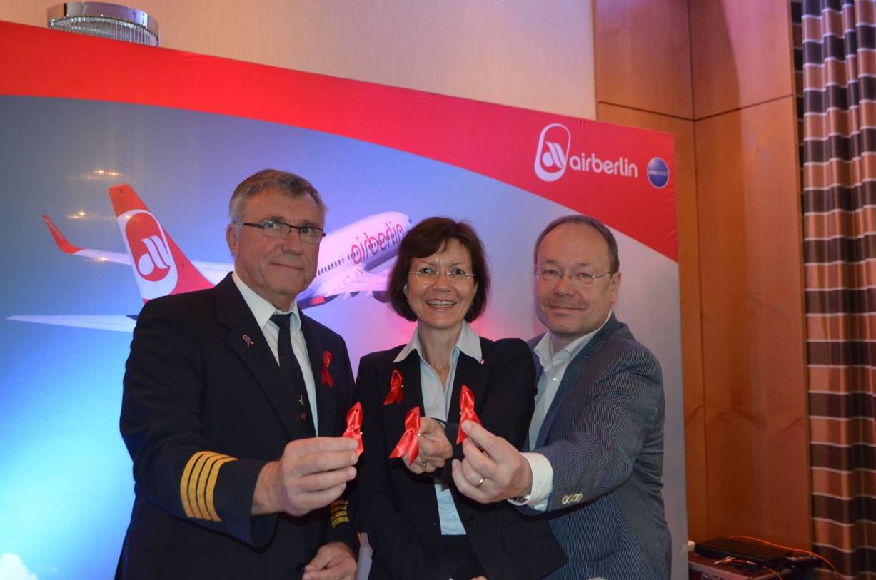  Flugkapitän Joachim Schramm (l.), Dr. Martina Niemann (Air Berlin) und Peter van der Forst (r.) von der Aidshilfe Düsseldorf fliegen für den guten Zweck. 