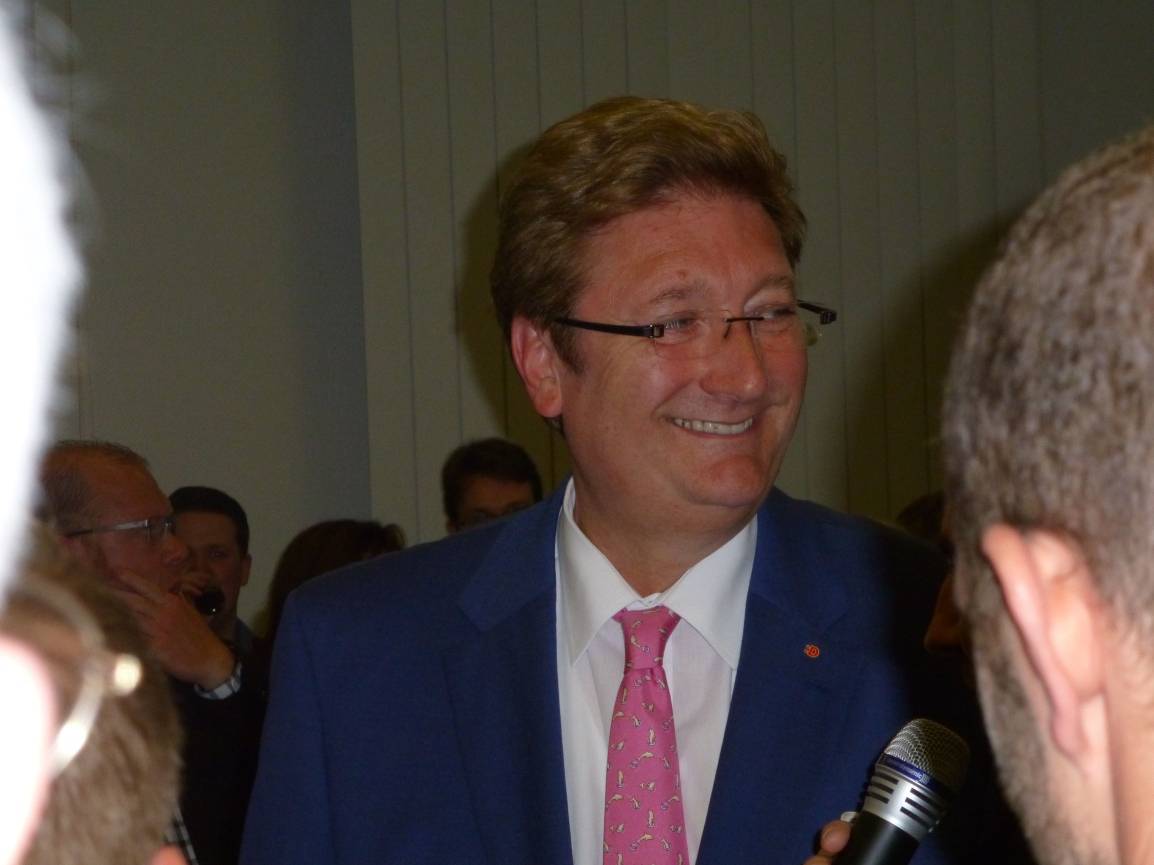  Mit seinem "Schatz wir müssen reden" bringt CDU-Chef Thomas Jarzombek Dirk Elbers doch noch zum Lächeln. 