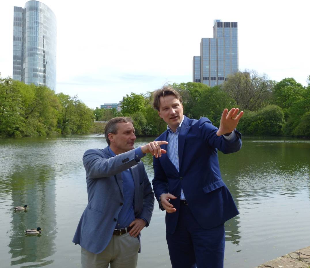  Zwei Männer, eine Vision: Oberbürgermeister-Kandidat Thomas Geisel (SPD, li.) und Dr. Hagen W. Lippe-Weißenfeld, Kaufmännischer Direktor der Kunstsammlung NRW, sähen gerne wieder die Ruderboote auf Kaiserteich und Schwanenspiegel. 