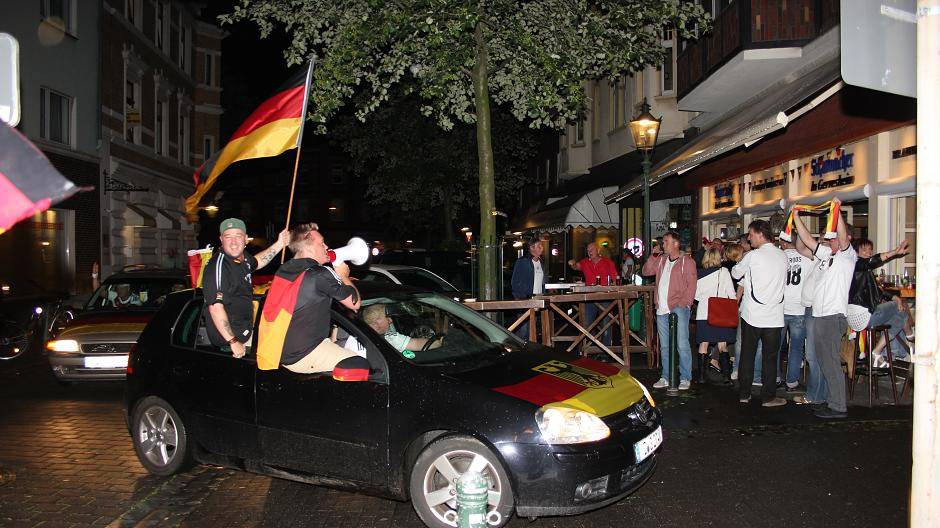 Im Autokorso ging es durch die...