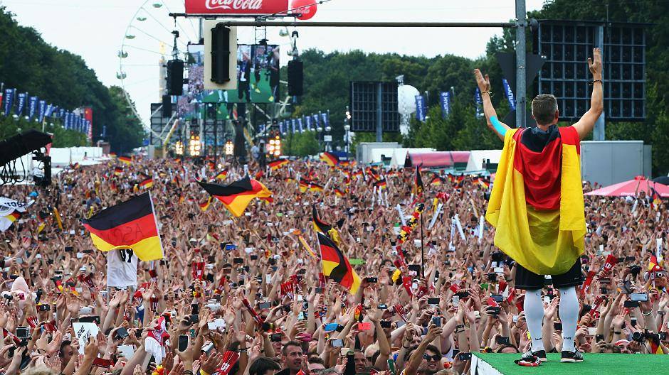 Fan- und Fahnenmeer - Showdown am Brandenburger...