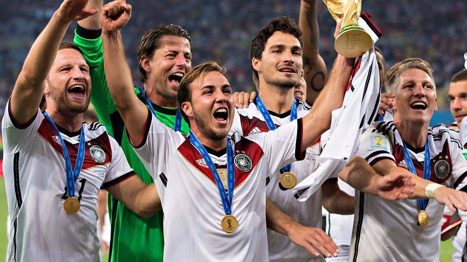 Und sie (wir) haben den Pokal: Shkodran Mustafi, Roman Weidenfeller, Mario Götze, Mats...