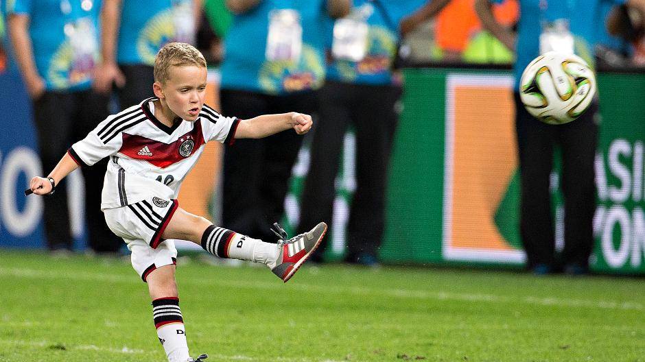 Das Maracana-Stadion in Rio leert sich langsam, da kommt Louis Podolski, Sohn des...