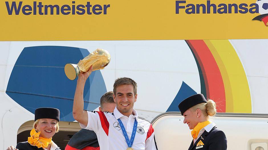 Ankunft in Berlin! Abfeiern! Philipp Lahm mit dem...