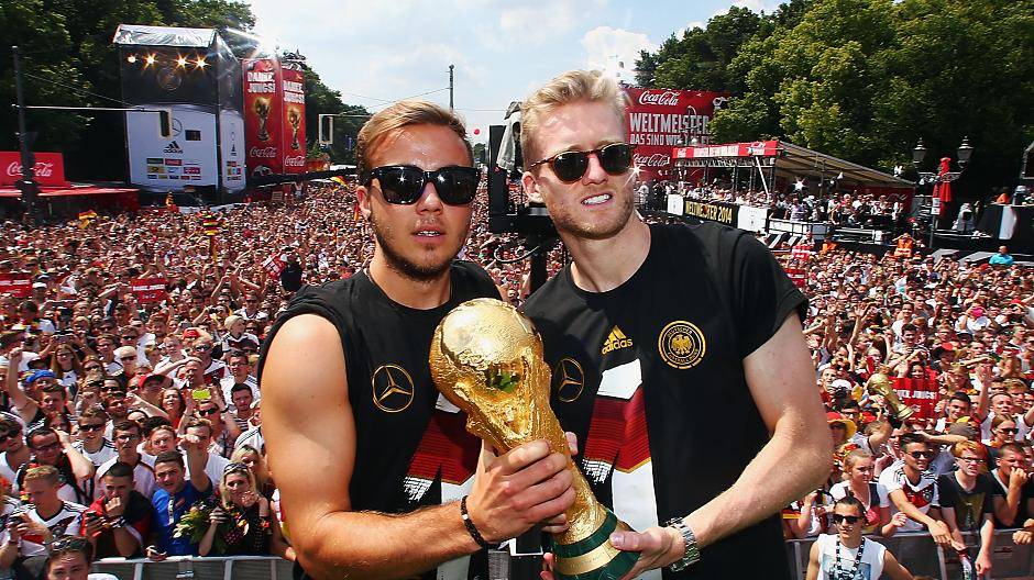 Der glänzt so, daher die Sonnenbrillen bei Mario Götze und André...