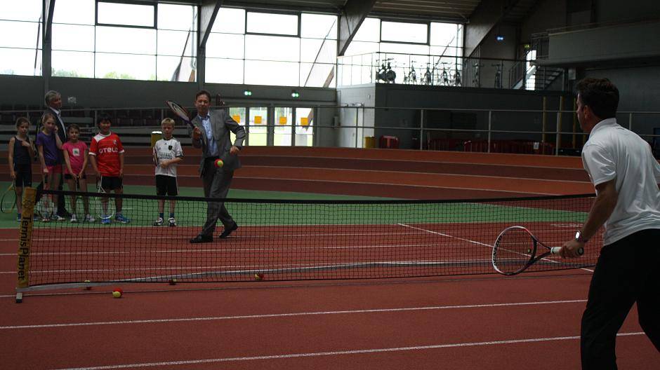 Auch Sportdezernent Burkhard Hintzsche (hinten) probierte im Arena-Sportpark das...