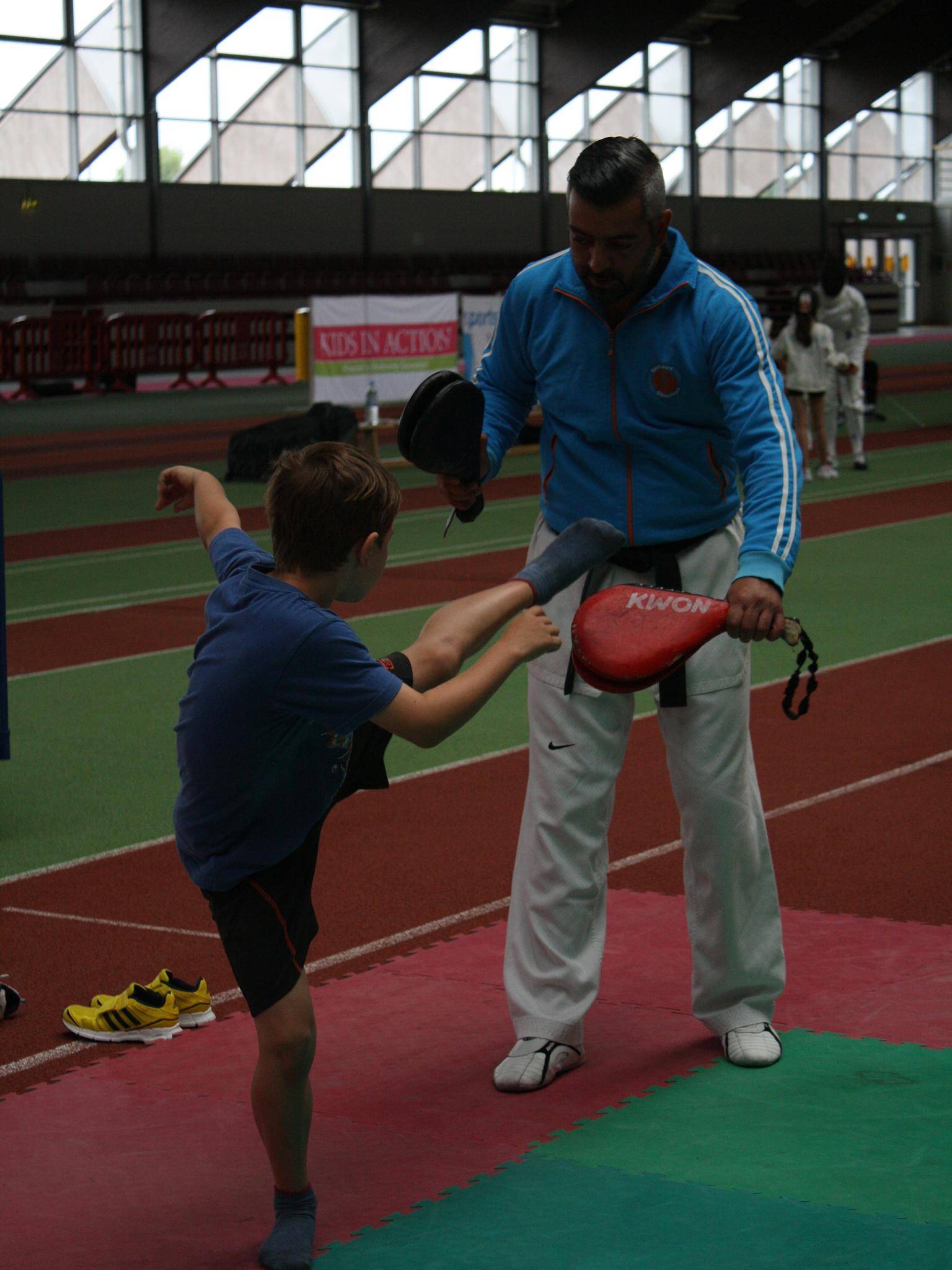 Beim Taekwon-Do üben die Kinder verschiedene...