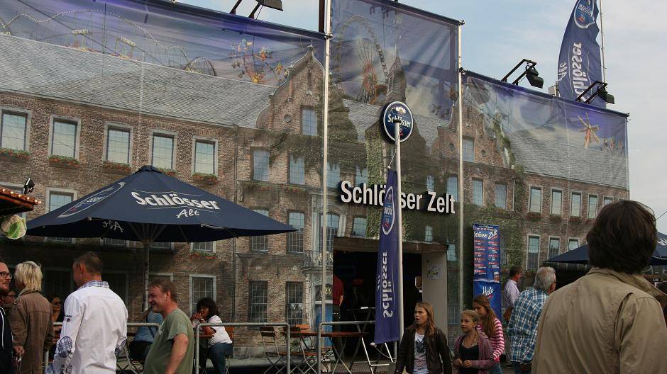 Die "Mutter aller Kirmeszelte": Schlösser in diesem Jahr mit gleich zwei...