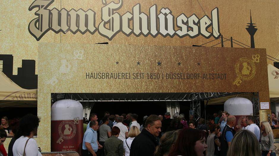 Die Brauereien sind mit ihren Zelten der Nabel der...