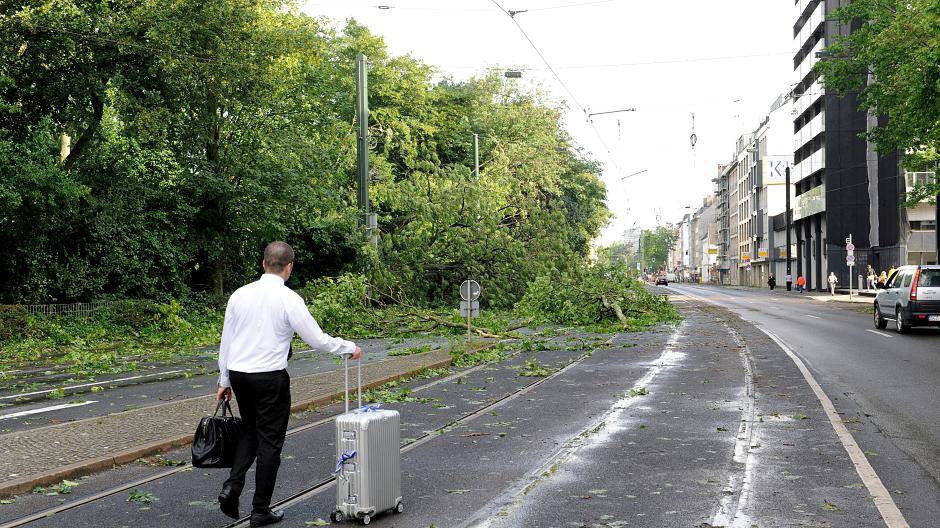Vielerorts - so wie dieser Mann auf der Kaiserstraße - war man zu Fuß schneller...