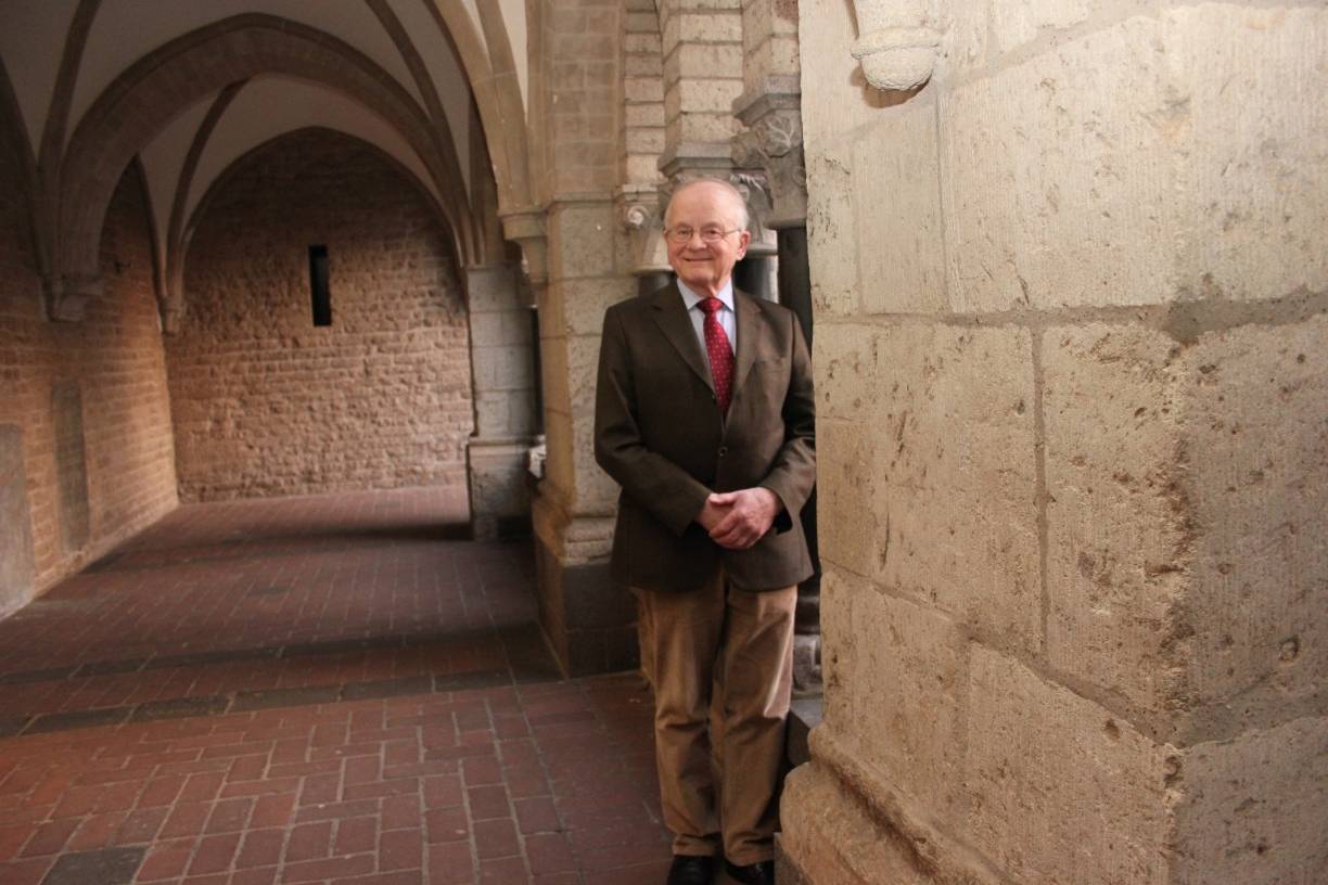  Prof. Dr. Albrecht Graf Finckenstein im Stifts-Kreuzgang.  