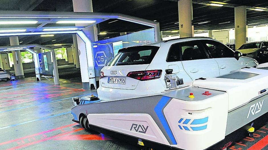  „Ray“ parkt ein! Der Roboter braucht dafür rund 3 bis 4 Minuten. Das funktioniert bei Fahrzeugen mit bis zu 5,3 Metern Länge und 3 Tonnen Gewicht. 