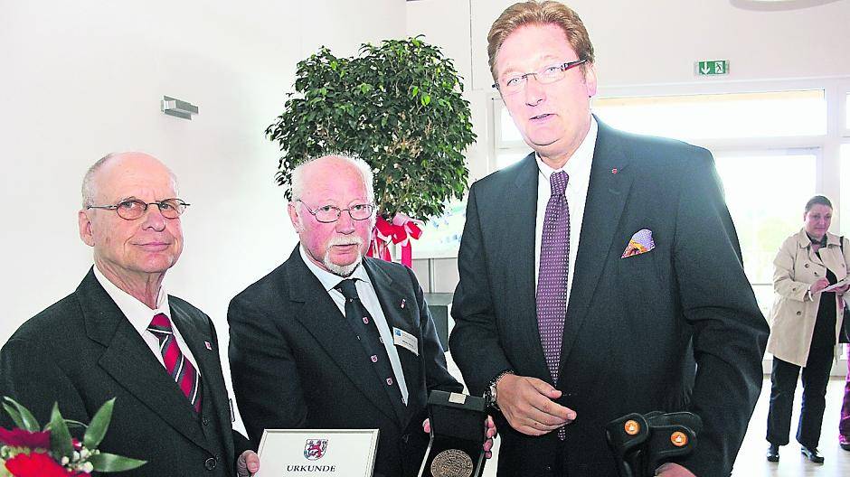  Alle schauen etwas ernst und staatstragend: Willi Döring (M.) wurde für seine jahrzehntelange politische Arbeit im Stadtbezirk geehrt, Hanno Bremer und Dirk Elbers gratulieren. 