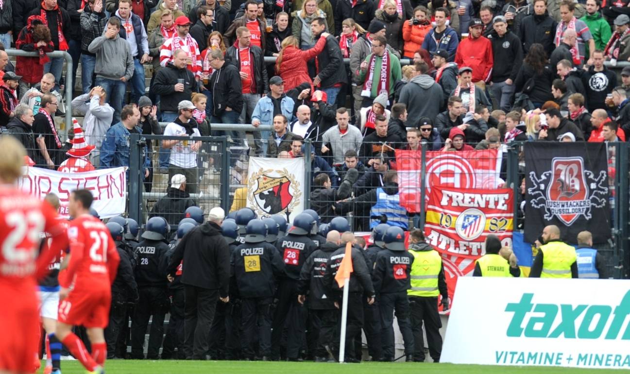  Die Fahne des Anstoßes (rechts im Bild). 