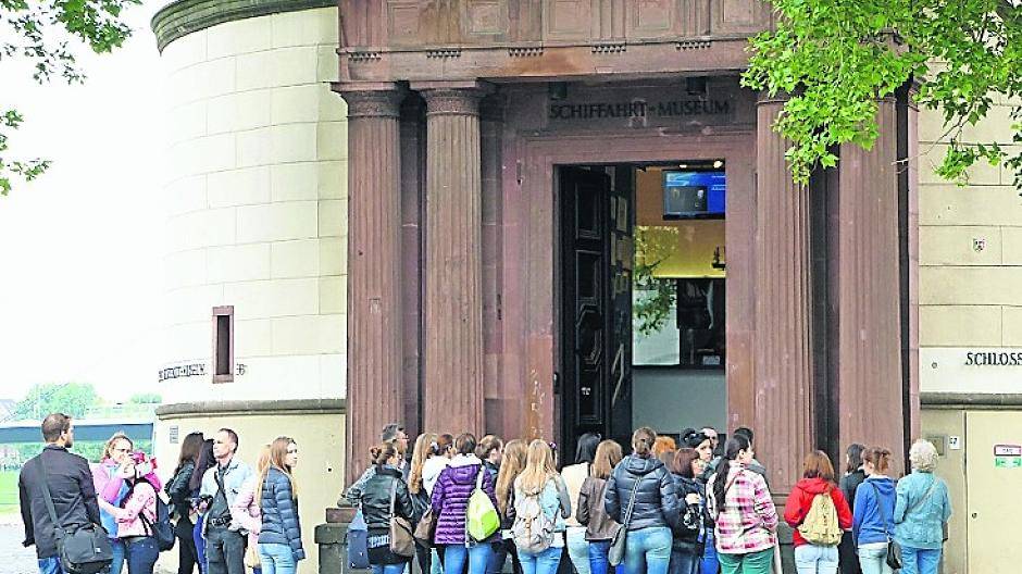  Dr. Annette Fimpeler - hier beim Pressegespräch mit Kulturdezernent Hans-Georg Lohe - freut sich riesig darauf, dass das Schiffahtsmusem im Schlossturm endlich neu gestaltet werden kann. 