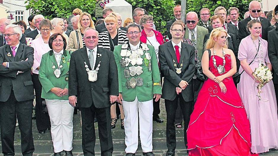  Rolf Binnebößel (im schwarzen Anzug mit Kette) nahm zum ersten Mal als Schützenchef die Parade ab. 