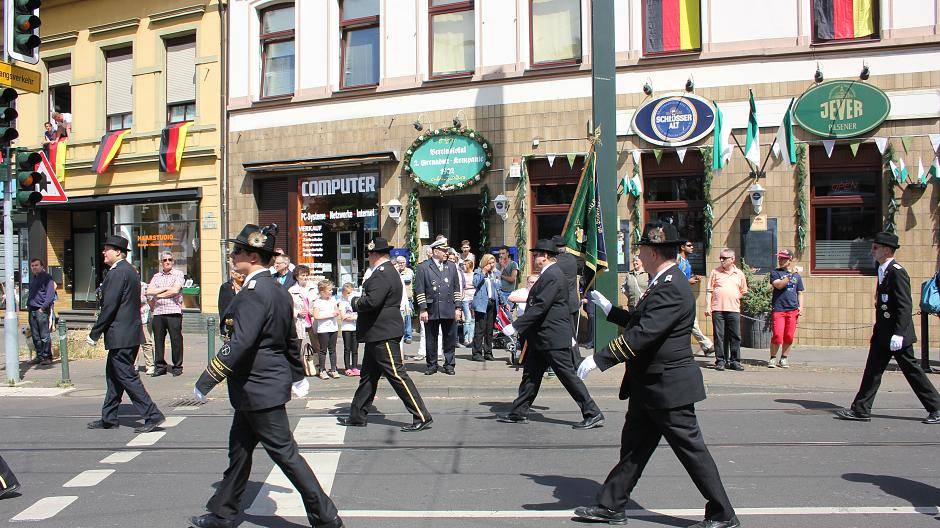 An der Kreuzung Schönau-/Heyestraße im Gleichschritt...