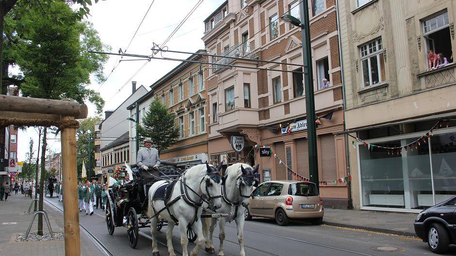 Anwohner der Heyestraße schauen auf edle...