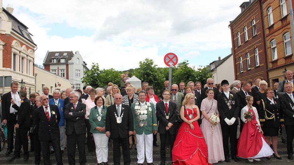 Rolf Binnebößel (im Anzug und mit Kette) kurz vor seiner ersten Parade-Abnahme als...