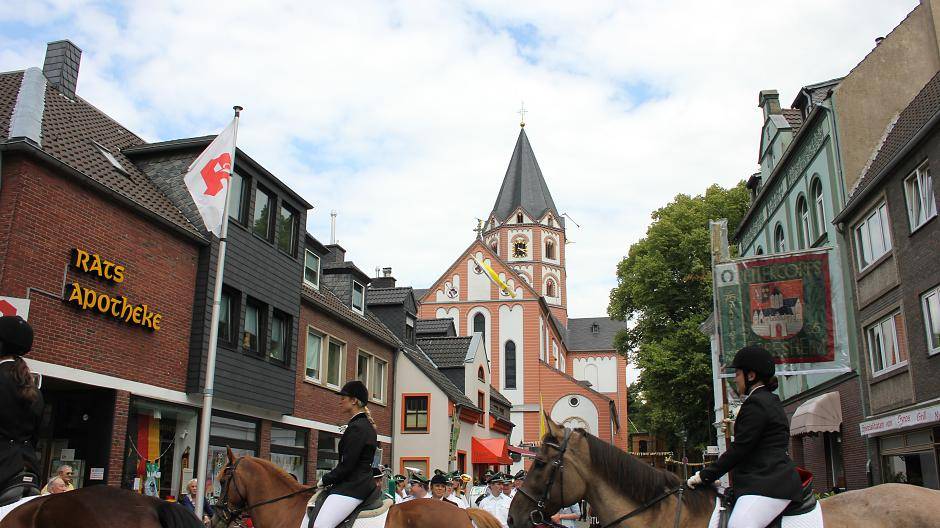 Am Fuß der Basilika klang der Umzug langsam...
